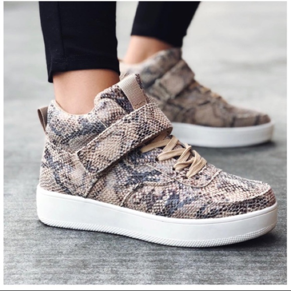 NWOB Fashion Nova snake print midi sneakers sz 7